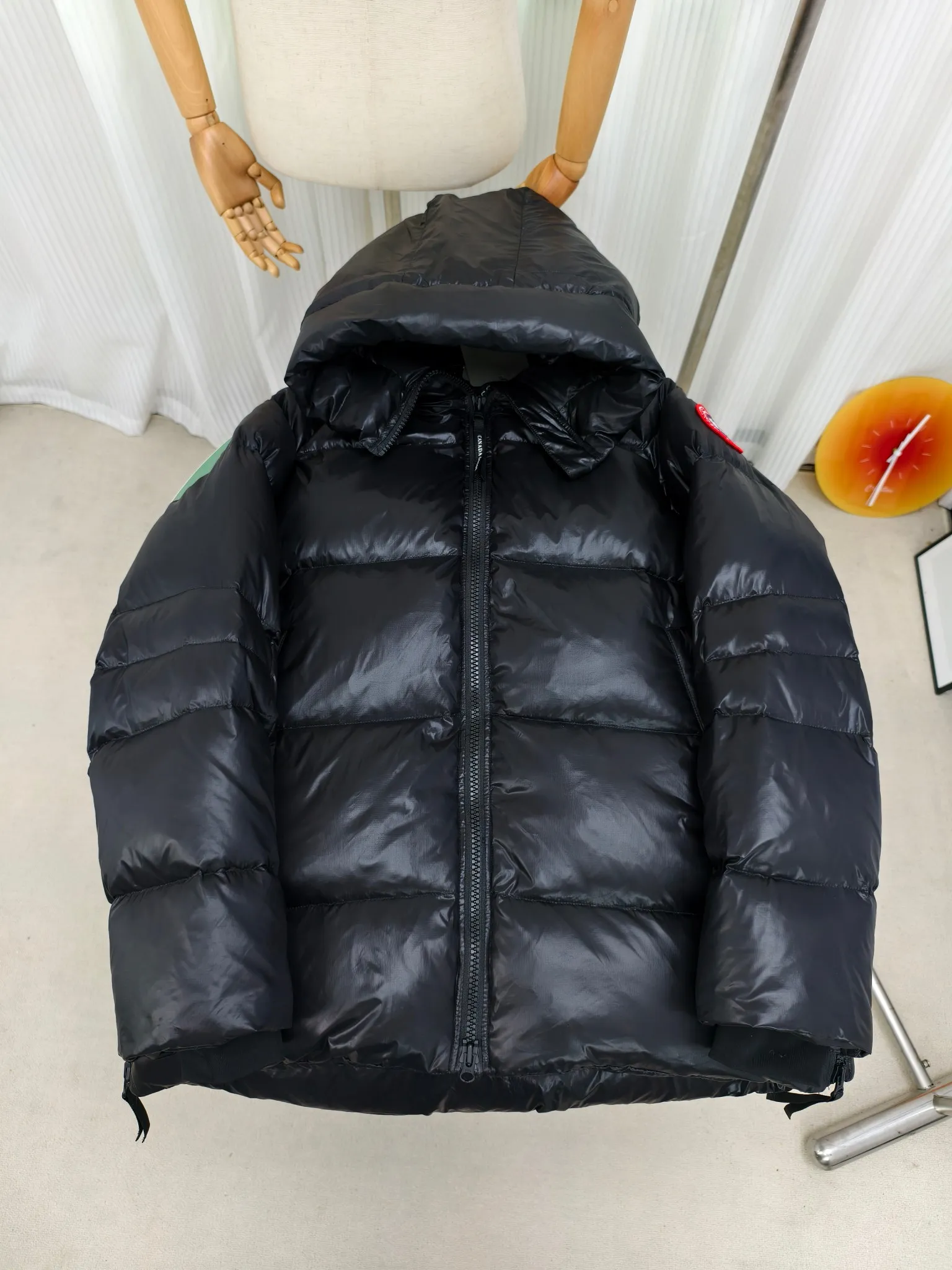P940 ————2239L women's model (high version) Canada goose Cypress down jacket The new model of the Cypress series makes you stand out. This down jacket is an ideal winter piece. This style is filled with white duck down. Featuring a thin, channel-filled construction with lightweight fabrics and trim, it feels lightweight and adds warmth. The chin-protecting suede knit stand-up collar is soft and adds comfort. An adjustable down hood with cord closure adds warmth and protection against the elements. The back is designed with the iconic double-stripe black reflective decorative stripes to make you more visible in dim environments. The inner layer has removable elastic straps, making the jacket easy to carry on the shoulder and hands-free. Side zipper gusset dries and breathes when moving. Color: black with red label, silver birch Size: XS-2XL